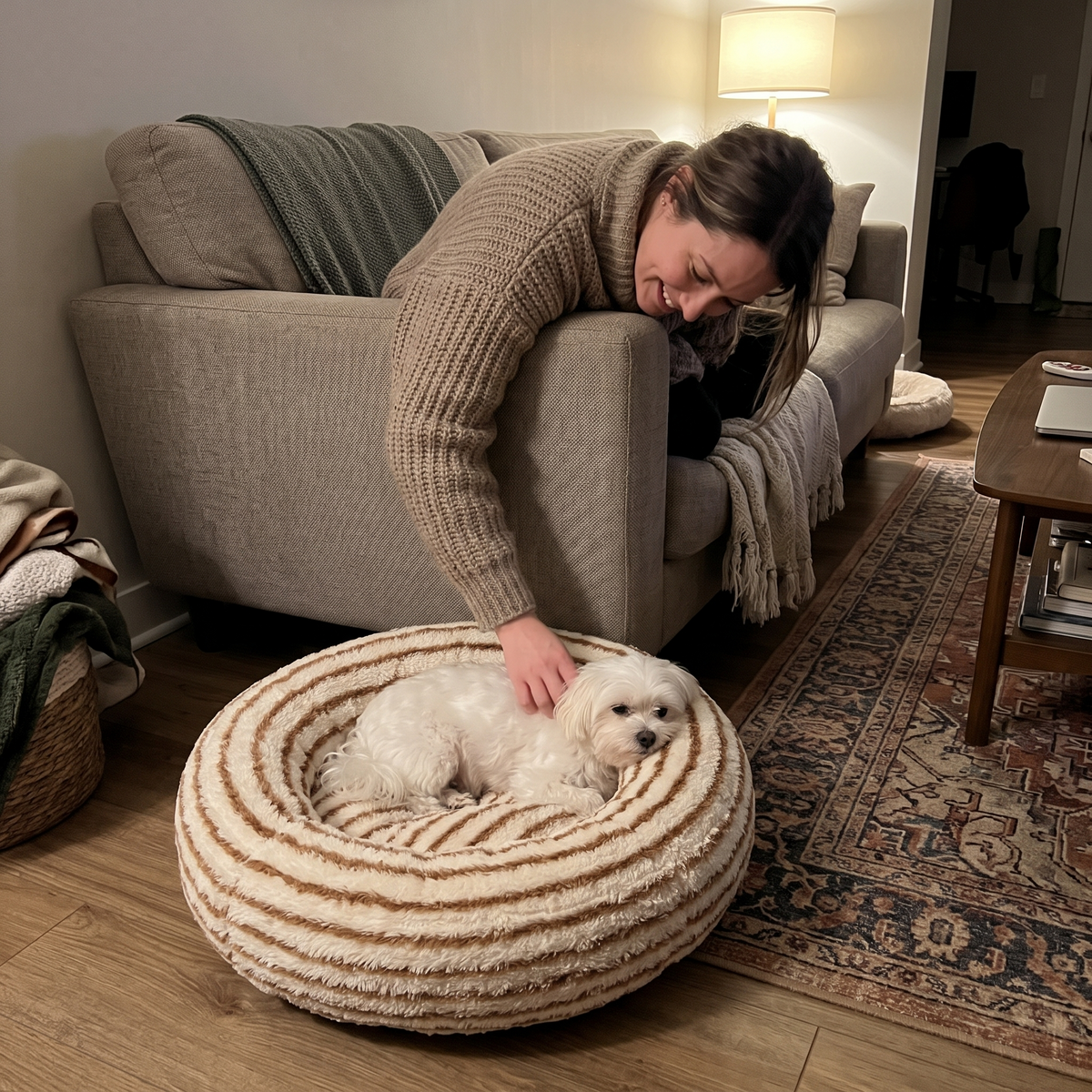 CozyRing – Frau streichelt Malteser im CozyRing
