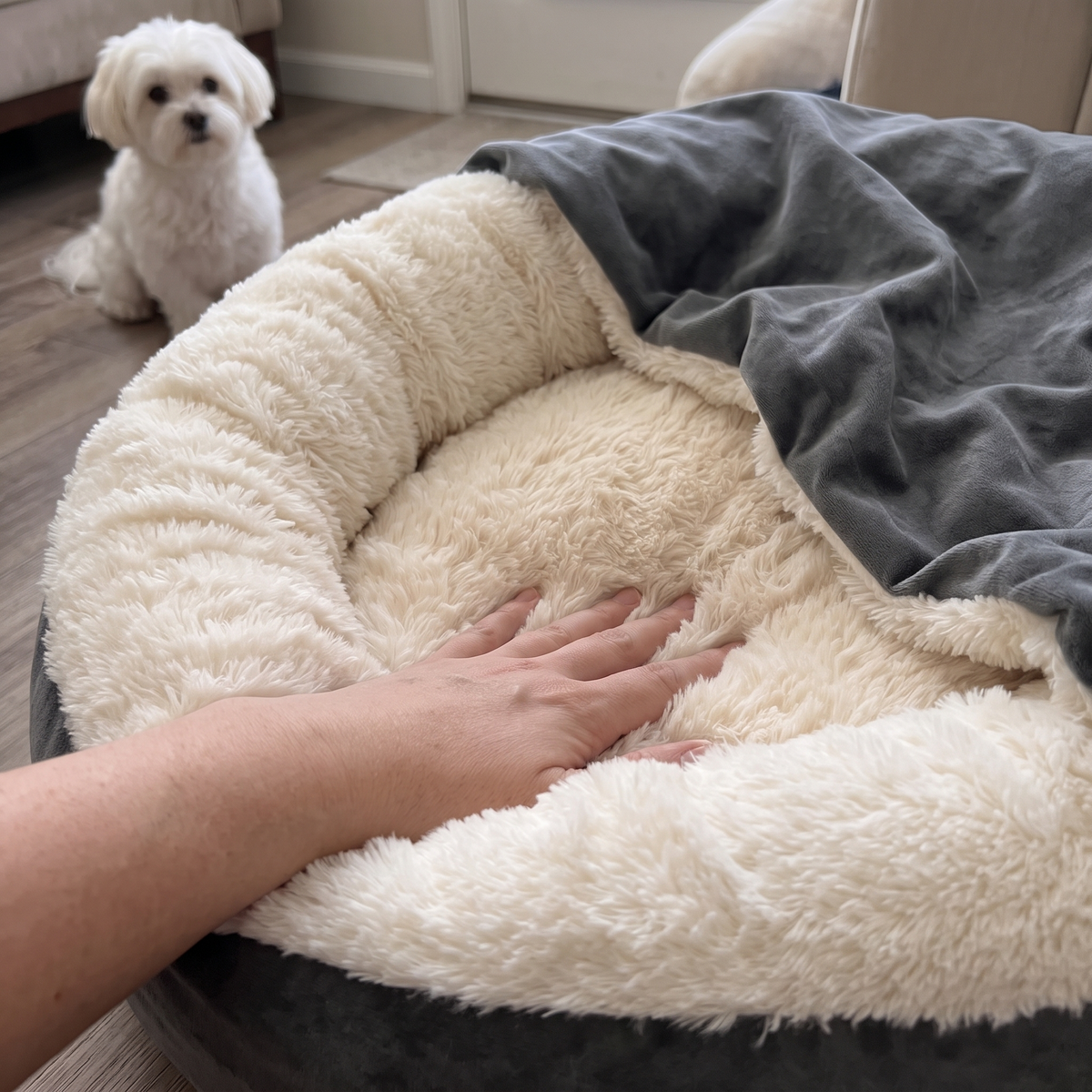 CuddleCave – Hand im flauschigen Kunstfell